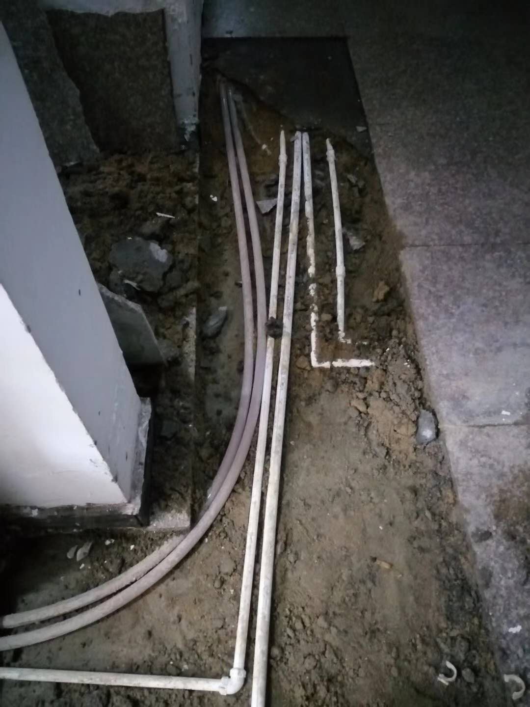 福泉漏水，切勿盲目乱刨乱砸